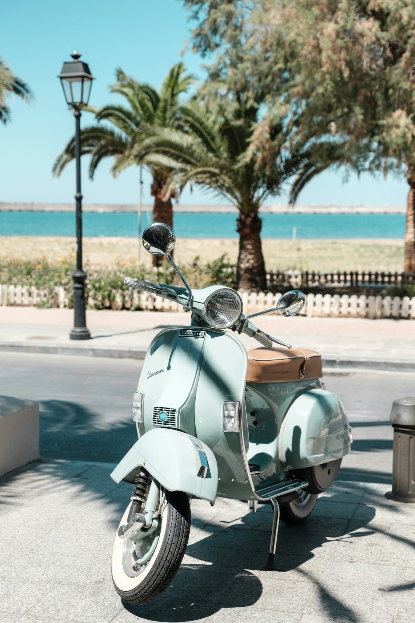 Scooter parcheggiato sul lungomare