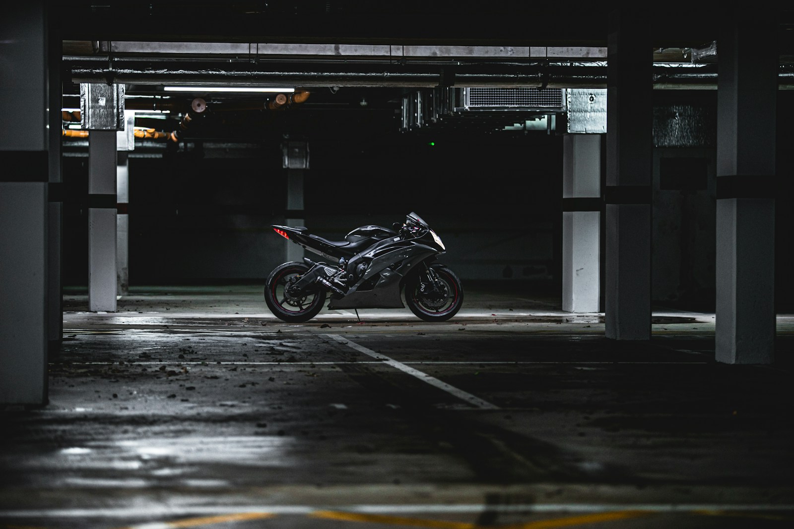 Moto sportiva parcheggiata in garage