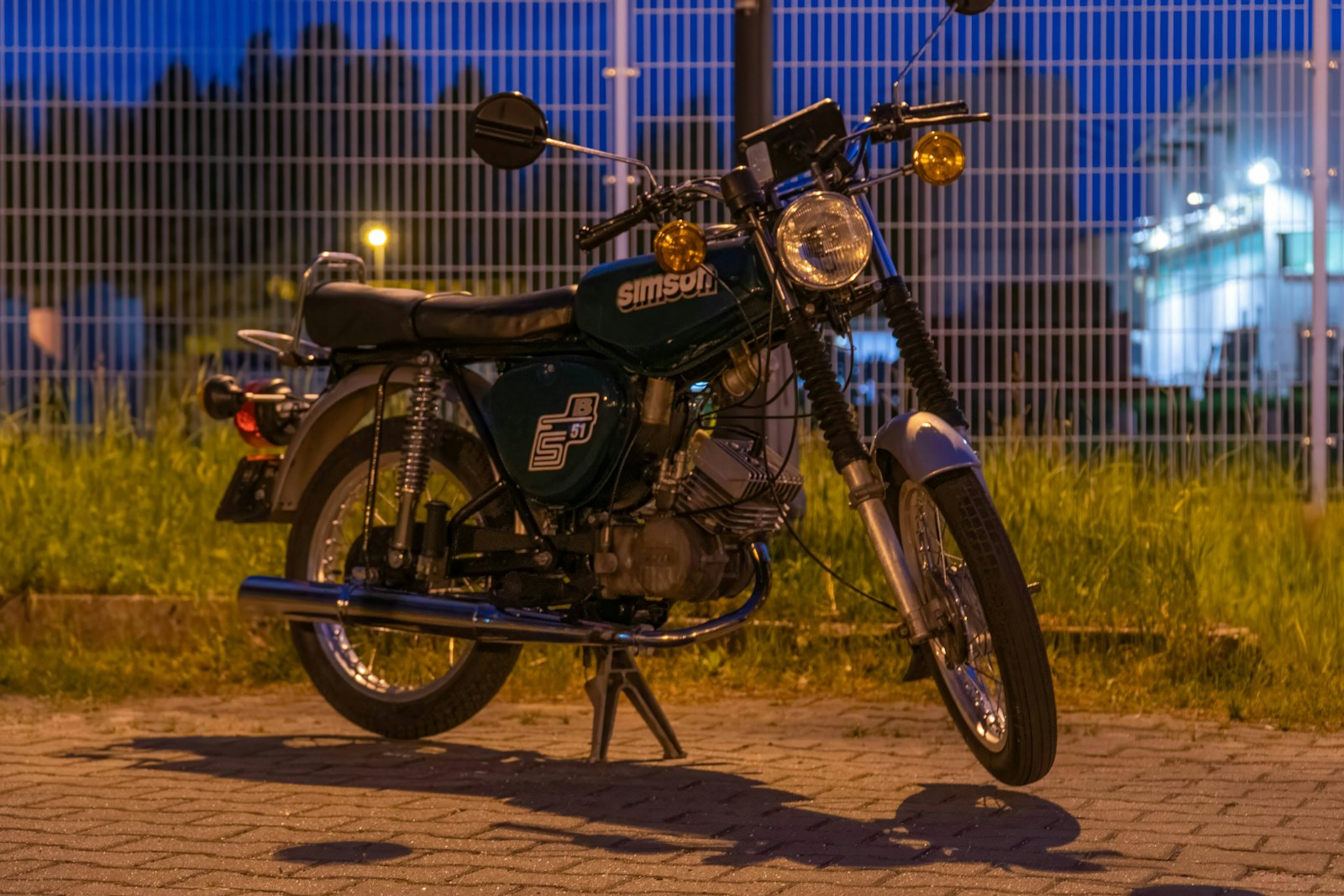Moto parcheggiata di notte