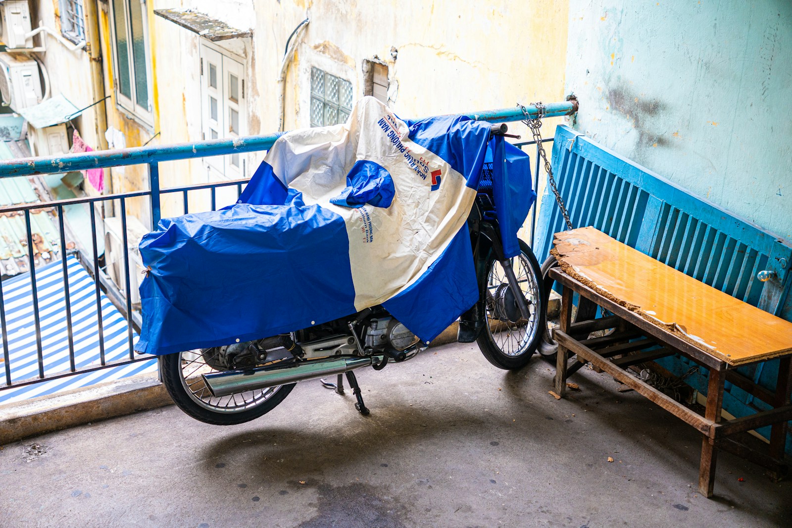 Moto coperta da un telo