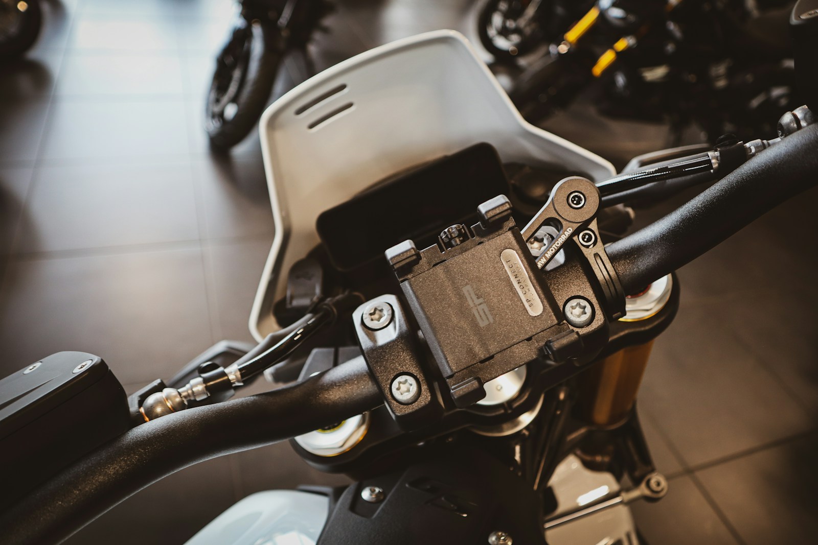 Manubrio di una moto con supporto per smartphone