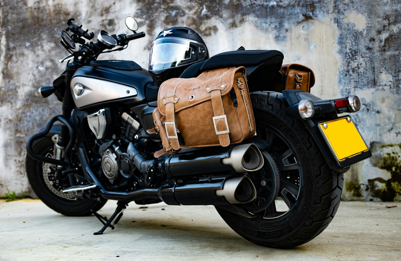 Moto con borsa laterale in pelle