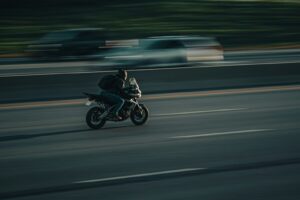 Motociclista in viaggio in autostrada, regole del codice della strada per chi va in moto