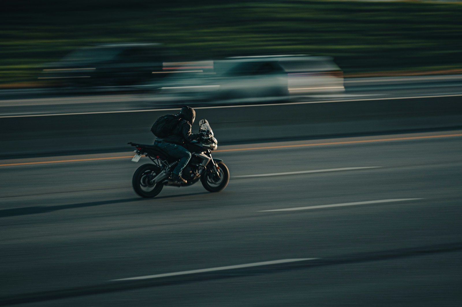 Motociclista in viaggio in autostrada, regole del codice della strada per chi va in moto