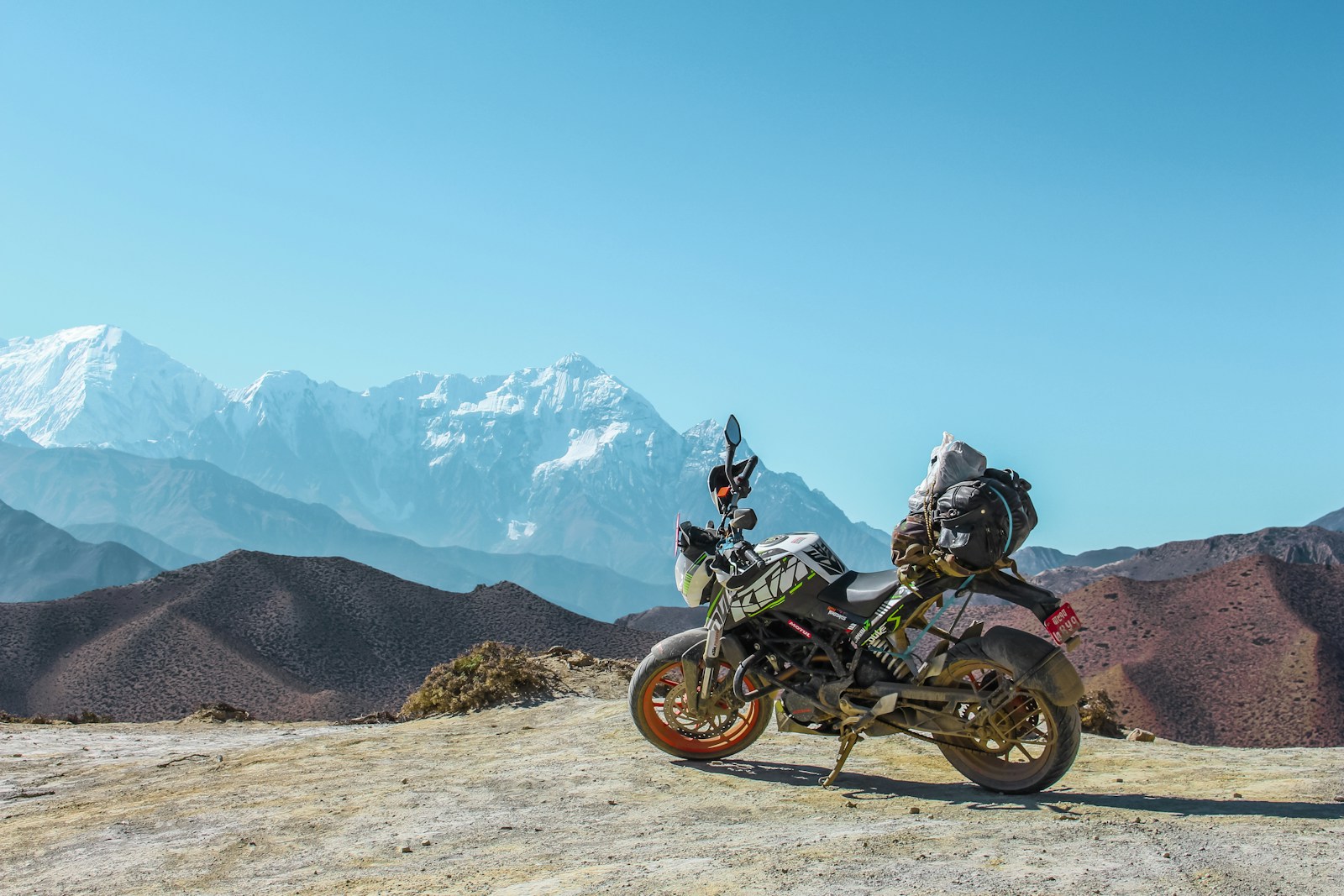 Moto parcheggiata su strada di montagna